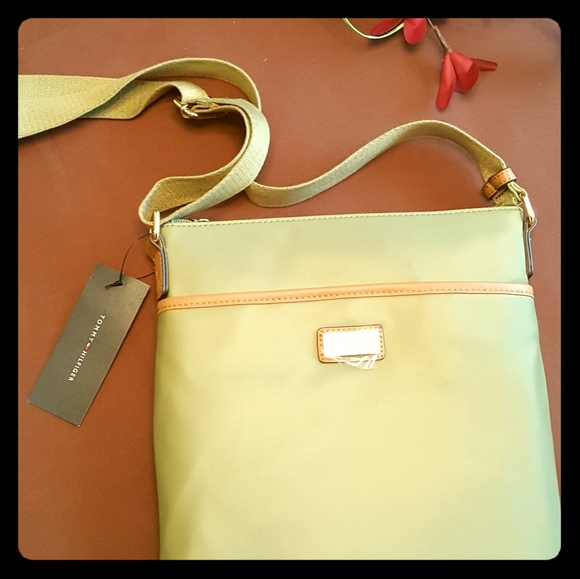 🔴SOLD🔴Tommy Hilfiger Nylon Green Purse - Picture 2 of 10